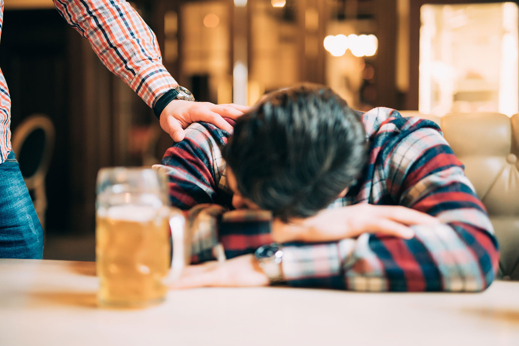 4 Signs of Alcohol Abuse In A Friend